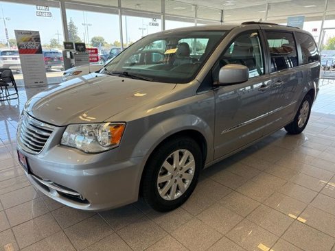 Used 2016 Chrysler Town & Country Touring image 6