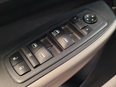 Used 2018 Jeep Cherokee Latitude w/ Altitude Package image 27