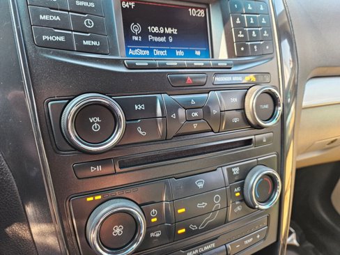 Used 2016 Ford Explorer XLT image 5