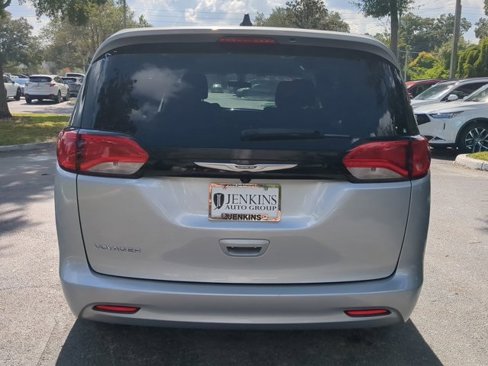 Used 2022 Chrysler Voyager LX image 5