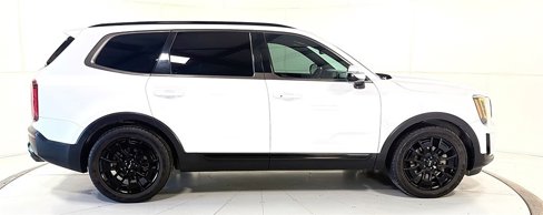 Used 2022 Kia Telluride SX w/ SX Prestige Package image 3
