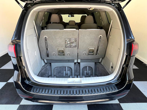 Used 2017 Kia Sedona LX image 32