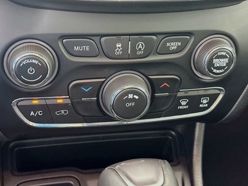 Used 2020 Jeep Cherokee Latitude Plus image 15