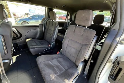 Used 2018 Dodge Grand Caravan SE image 24