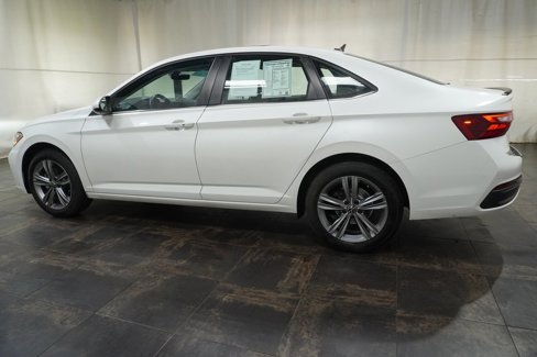 Certified 2023 Volkswagen Jetta SE w/ Panoramic Sunroof Package image 8