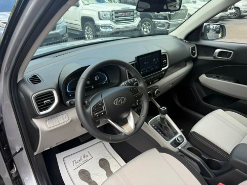 Used 2025 Hyundai Venue SEL image 3