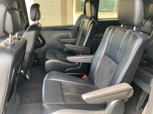Used 2018 Dodge Grand Caravan SXT w/ Driver Convenience Group image 17