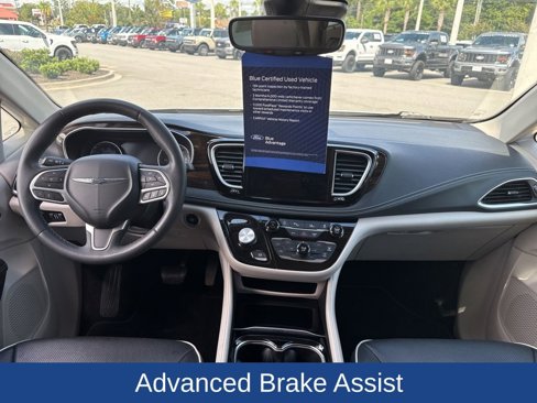 Used 2023 Chrysler Pacifica Limited image 18