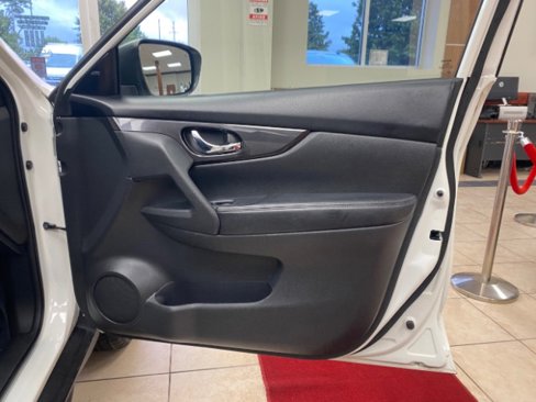 Used 2018 Nissan Rogue SV image 12