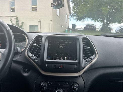 Used 2017 Jeep Cherokee Limited image 43