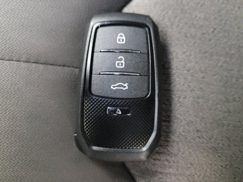 Used 2018 Toyota Camry LE image 32