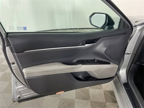 Used 2021 Toyota Camry XLE image 12