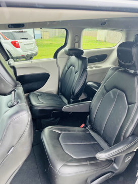 Used 2024 Chrysler Pacifica Touring-L image 13