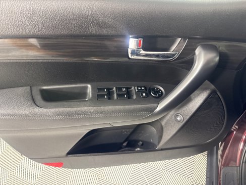 Used 2013 Kia Sorento LX w/ Convenience Pkg image 12