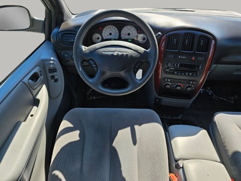 Used 2005 Chrysler Town & Country LX image 3