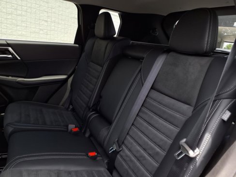 New 2025 Mitsubishi Outlander SE image 9