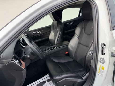 Used 2021 Volvo S60 T5 Momentum w/ Premium Package image 10