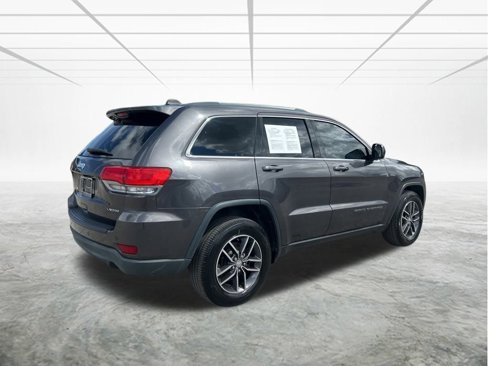 Used 2018 Jeep Grand Cherokee Laredo image 3