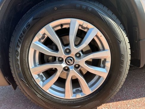 Used 2017 Nissan Rogue SV w/ SV Premium Package image 29