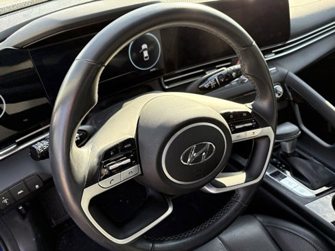 Certified 2023 Hyundai Elantra Limited w/ Preferred Accessory Package image 10
