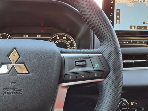 New 2025 Mitsubishi Outlander SE image 17