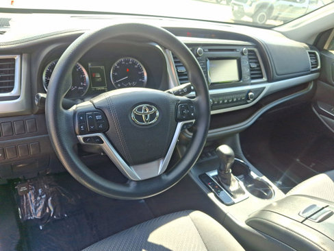 Used 2017 Toyota Highlander LE image 21