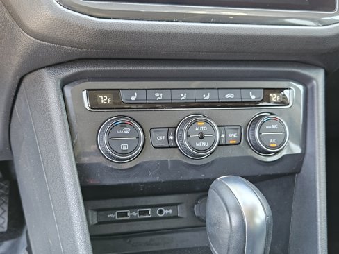 Used 2020 Volkswagen Tiguan SE w/ Panoramic Sunroof Package image 26