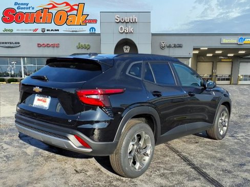 Used 2025 Chevrolet Trax LT w/ Driver Confidence Package image 3