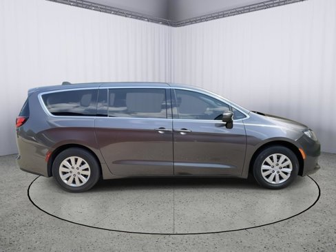 Used 2020 Chrysler Voyager L image 7