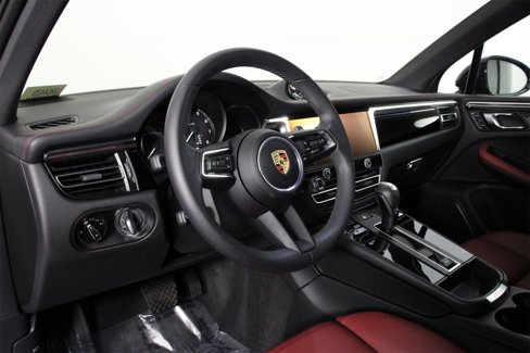 Certified 2025 Porsche Macan image 4