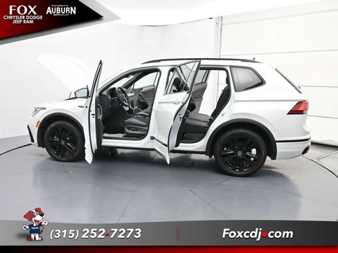 Used 2022 Volkswagen Tiguan SE R-Line image 36