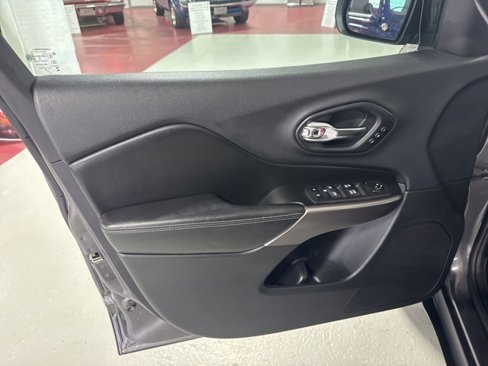 Used 2019 Jeep Cherokee Limited image 12