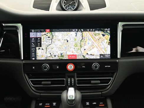 Certified 2025 Porsche Macan image 11