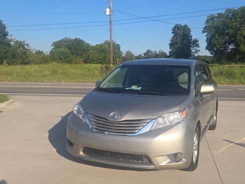 Used 2015 Toyota Sienna LE image 3