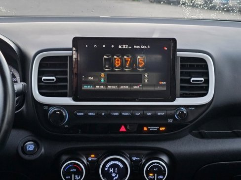 Used 2022 Hyundai Venue Limited image 21