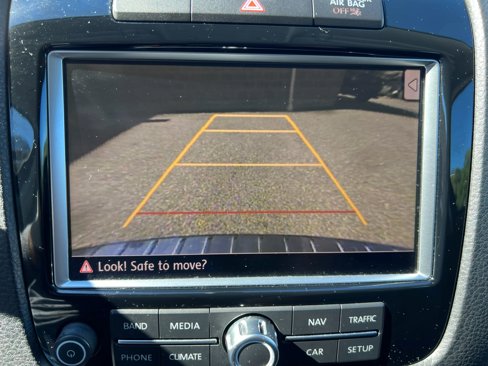 Used 2011 Volkswagen Touareg Sport image 16