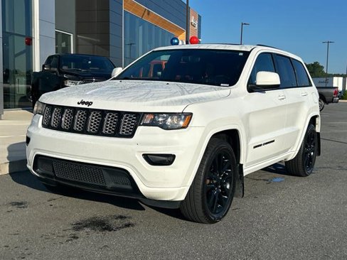Used 2018 Jeep Grand Cherokee Altitude image 4