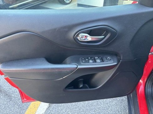 Used 2019 Jeep Cherokee Trailhawk image 7