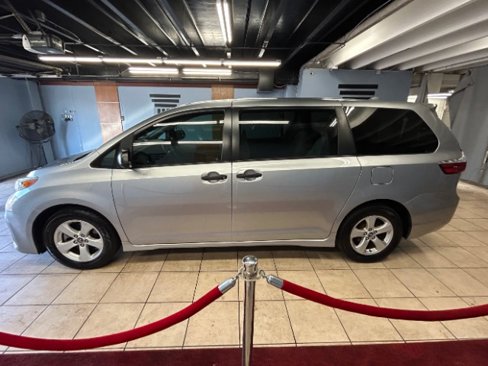 Used 2019 Toyota Sienna L image 2