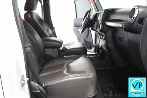 Used 2016 Jeep Wrangler Unlimited Rubicon w/ Max Tow Package image 30