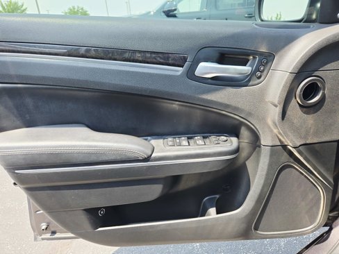 Used 2017 Chrysler 300 C image 37
