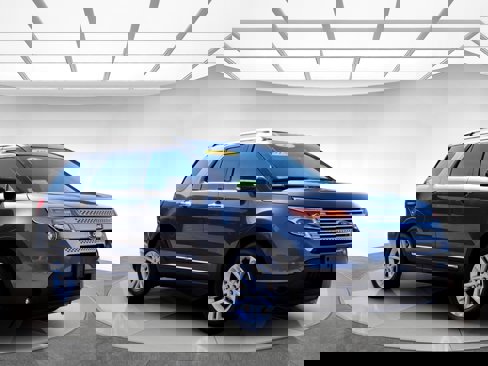 Used 2015 Ford Explorer XLT w/ Equipment Group 202A image 3