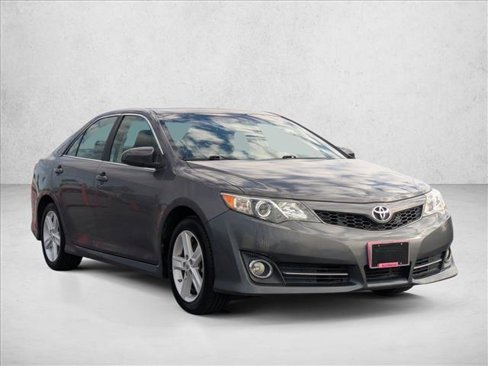 Used 2014 Toyota Camry SE image 3
