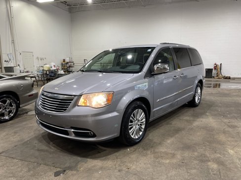 Used 2013 Chrysler Town & Country Touring-L w/ Driver Convenience Group image 2