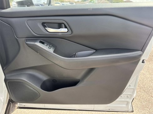 Used 2024 Nissan Rogue SV image 27