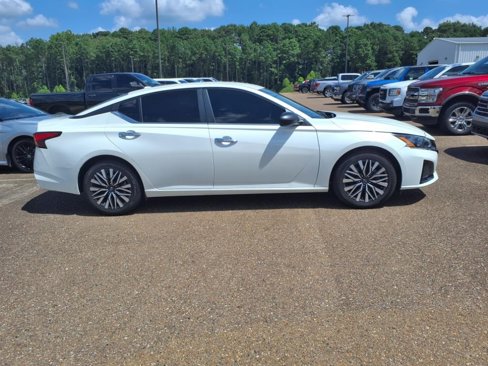 Used 2024 Nissan Altima 2.5 SV image 2