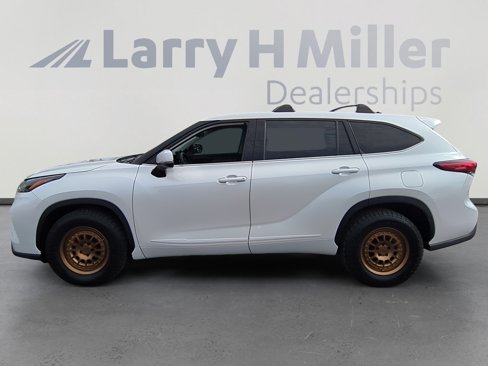 Used 2022 Toyota Highlander LE image 2