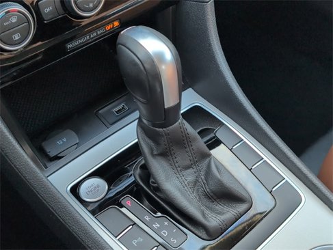 Certified 2022 Volkswagen Passat 2.0T image 23