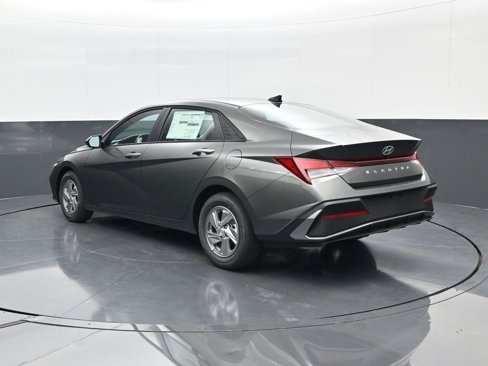 New 2025 Hyundai Elantra SE image 7