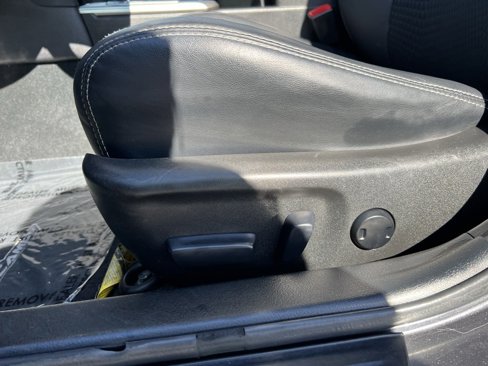 Used 2014 Toyota Camry L image 12